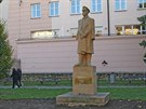 Pokozená socha T. G. Masaryka ped jihlavským gymnáziem.