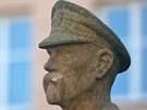 Pokozená socha T. G. Masaryka ped jihlavským gymnáziem.