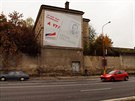 Jeden z obích plakát Zemanovc na stn bývalé vznice v Uherském Hraditi.