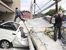 Zemtesení zasáhlo i msto Cebu, na toto auto spadl betonový blok pokozené...