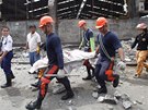 Záchranái odnáejí tla obtí úterního zemtesení. Na ostrov Cebu se v...
