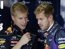 Sebastian Vettel debatuje s lenem týmu Red Bull nastavení vozu.