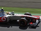 Sergio Perez z McLarenu debatuje nastavení vozu.