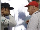 DVA AMPIONI. Lewis Hamilton (vlevo) debatuje s Nikim Laudou.