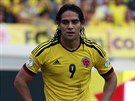 Kolumbijský útoník Radamel Falcao na kolenou. Jeho tým inkasoval od Chile.