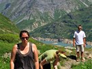 Turisté stoupající od pehrady Lac d' Emosson k Traces de Dinosaures