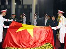 Vietnam uctívá památku zesnulého generála Giapa. Jeho rakev zakrývá státní