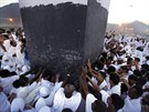 Poutníci se dotýkají obelisku na hoe Arafát bhem pouti do Mekky, kterou má...