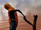 Ami Vitale: Vesniané nabírají vodu ze zneitné studny v severní Keni. Lidé...