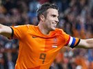 HATTRICK. Nizozemský útoník Robin van Persie slaví svj tetí gól proti