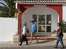 Turisté v portugalském Praia da Luz procházejí kolem areálu, z nj ped esti...