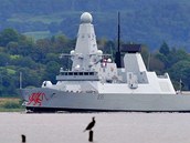 Torpdoborec HMS Dragon vyplouv ze zkladny Clyde ve Skotsku