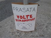 "Vylepený" plakát Zemanovc. Byl v ulici Milady Horákové naproti parku Letná.