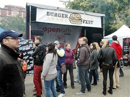 Burgerfest 2013: Poadatelé nachystali i pódim, kde uvidí kulturní program.
