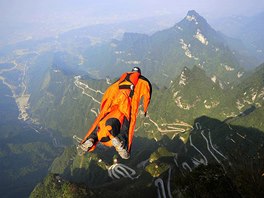 OSUDNÝ SKOK. Maarský letec skáe ve speciálním obleku wingsuit ze 700 metr...