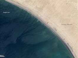 Detail pobřeží v oblasti Gwadar na snímku satelitu Landsat z průletu 17. dubna...