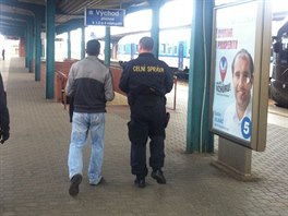 Pracovník celní správy odvádí na pardubickém hlavním nádraží muže zadržené v...