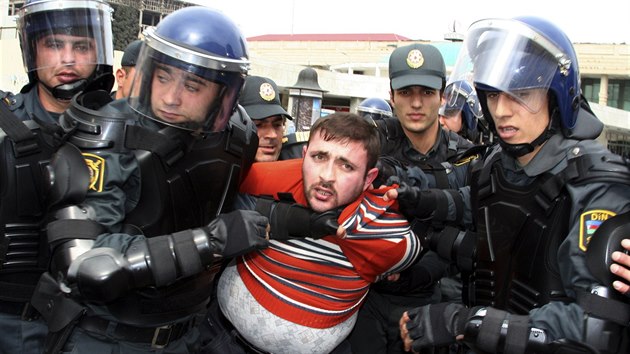 Zsah proti opozin demonstraci v Baku (2. dubna 2011)