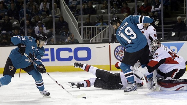 Obranu Ottawy rozebraj Tom Hertl (vlevo) a Joe Thornton.