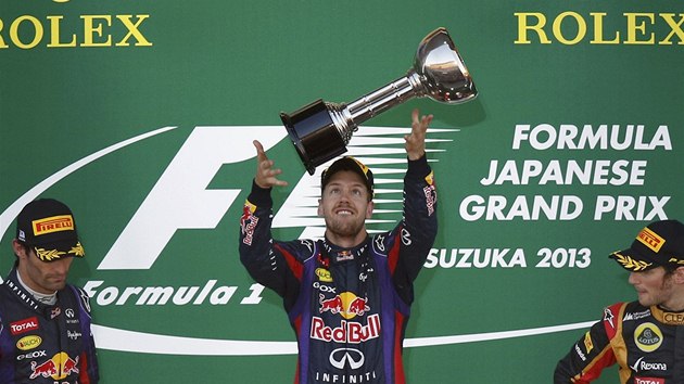  HOP. Sebastian Vettel si uv triumf ve Velk cen Japonska. Mark Webber (vlevo) a Romain Grosjean a takov naden neprojevuj.