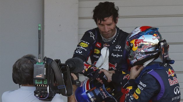 GRATULACE. Mark Webber (bez helmy) blahopeje Sebastianu Vettelovi k vtzstv ve velk cen Japonska.
