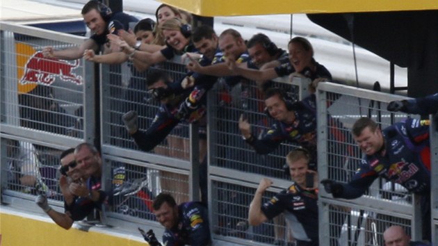 ZASE JSI JIM TO NATEL. Tmov radost v podn zamstnanc Red Bullu, kte oslavuj Sebastina Vettela.