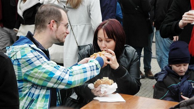 Burgerfest 2013: Nvtvnci se rozdlili do front, kad koupil jinou variantu a pak si navzjem ochutnvali.