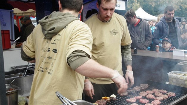 Burgerfest 2013: Stnek restaurace Bejzment, kter je poadatelem festivalu.