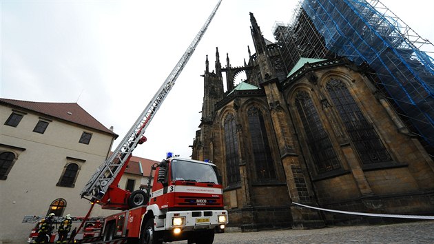 Prat hasii v rmci cvien zasahuj u poru ve Svatovtsk katedrle (16.10.2013)