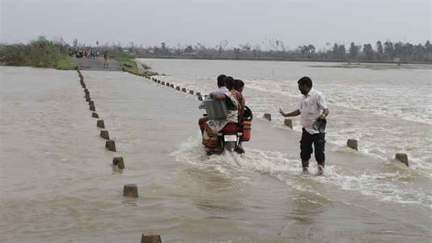 Pes poben oblast indickch stt Ursa a ndhraprad se pehnal cyklon Phailin (13. jna)