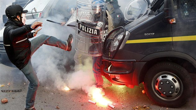 Do ulic v centru italsk metropole v sobotu vyrazily desetitisce demonstrant, kte chtli vyjdit nelibost nad spornmi opatenmi souasn vldy (19. jna)