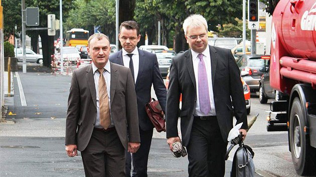 Antonín Koláček (vlevo) přichází k soudu ve švýcarské Bellinzoně. (10. října 2013)