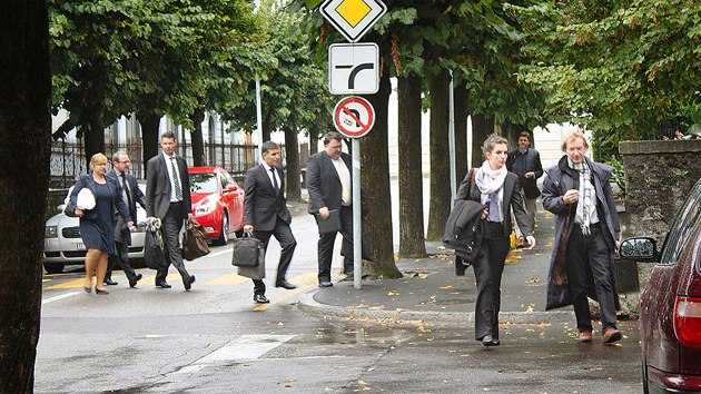 Aktéři kauzy MUS přicházejí se svými právníky k soudu ve švýcarské Bellinzoně. (10. října 2013)