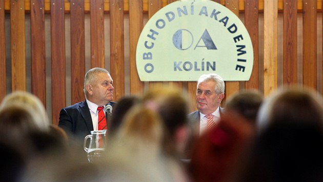 Prezident Miloš Zeman při debatě se studenty kolínské obchodní akademie (16. října 2013)