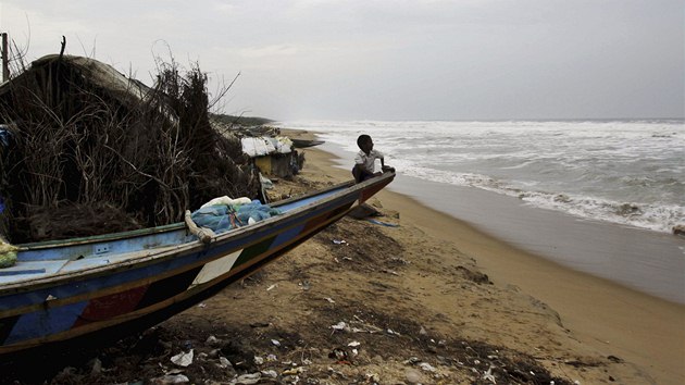K Indii se bl siln cyklon. Na snmku chlapec sleduje Benglsk zliv v oblasti Ganjam.