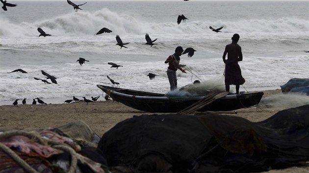 K Indii se bl siln cyklon. Na boui se pipravuj i rybi ve stt Odisha.