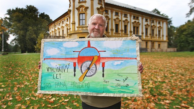 Výtvarník a pedagog Jaroslav Hrubý ukazuje unikátní dárkový poukaz, který k...