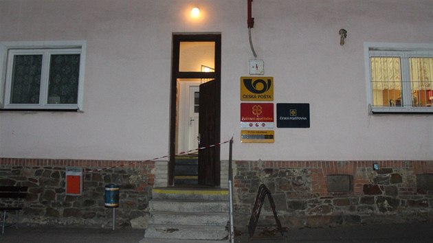 Skřipovská pošta v noci po vraždě, za oknem vpravo poštovní kancelář, kde byla žena zavražděna.