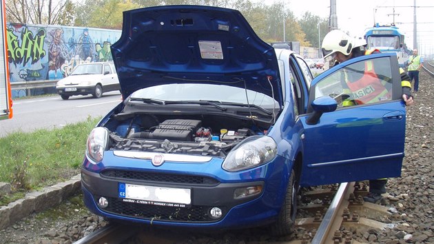 Vz Fiat Punto, kter blokoval tramvajov provoz mezi centrem Ostravy a obvodem Poruba. (14. jna 2013)