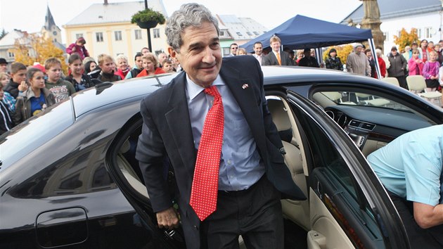 Cameron Kerry vystupuje z auta na Mírovém náměstí v Horním Benešově na Bruntálsku. (14. října 2013)