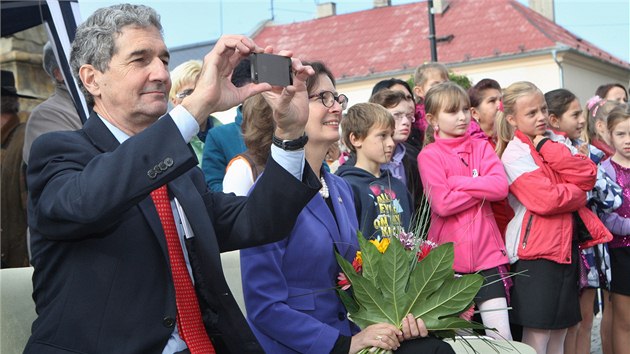 Cameron Kerry si v Horním Benešově natáčí vystoupení místních školáků. (14. října 2013)