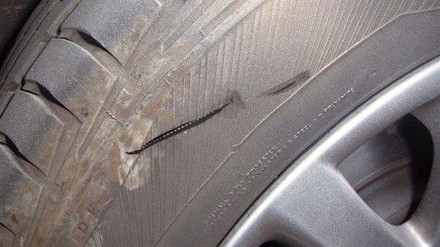 Neznm pachatel u auta propchal dv pneumatiky.