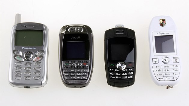 Kolibří mobily v designu autoklíčů v porovnání s nejmenším telefonem klasické koncepce z roku 2003, kterým byl Panasonic GD 55 s rozměry 77 (bez antény) × 43 × 17 milimetrů a hmotností 65 gramů.