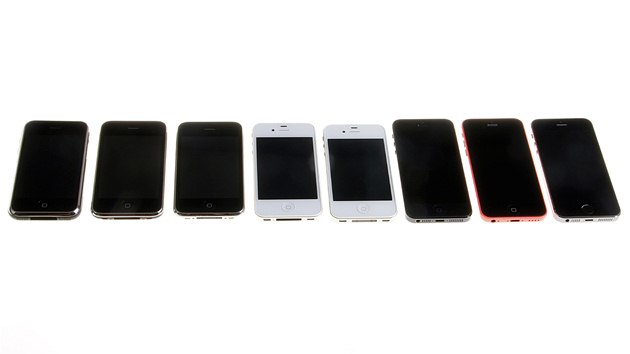 První generaci iPhonu představil výkonný ředitel Applu Steve Jobs v lednu 2007. Po více než šesti letech firma změnila strategii a na trh uvedla dva modely. Levnější 5c s polykarbonátovým tělem v pastelových barvách je převlečeným iPhonem 5, špičkový 5s pak přináší řadu vylepšení.