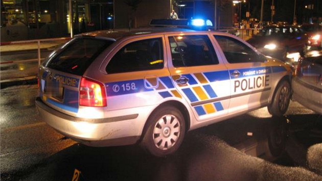 Jedenaticetilet idi ujdl v Praze 4 ve svm BMW policistm a pak do nich nacouval (11. jna 2013)