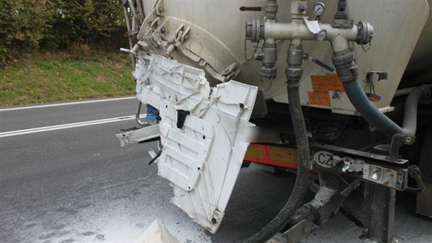Nehoda kamionu a cisterny na silnici slo 35. (10. jna 2013)