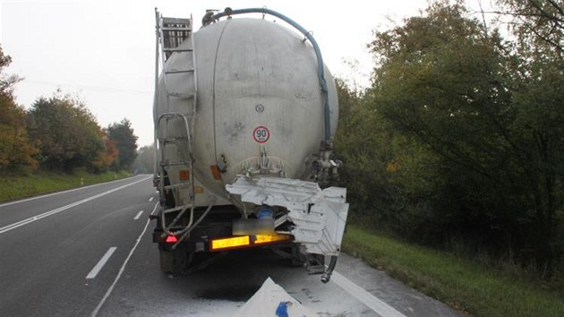 Nehoda kamionu a cisterny na silnici slo 35. (10. jna 2013)