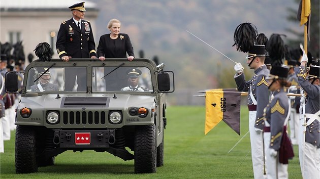 Madeleine Albrightov pebr na vojensk akademii West Point prestin Thayerovu cenu. (17. jna 2013)