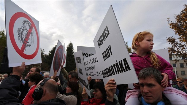 Proti ponn prezidenta Miloe Zemana pi jeho nvtv Dobe na Pbramsku protestovala zhruba padestka odprc.