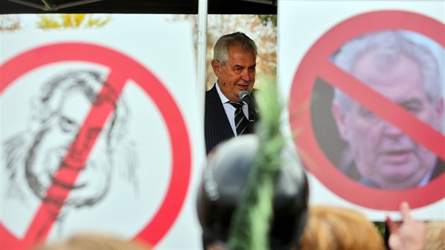 Proti ponn prezidenta Miloe Zemana pi jeho nvtv Dobe na Pbramsku protestovala zhruba padestka odprc.